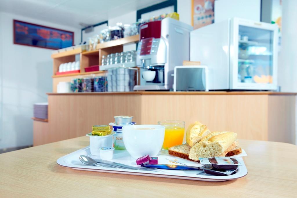 Premiere Classe Évreux Exteriér fotografie A typical breakfast