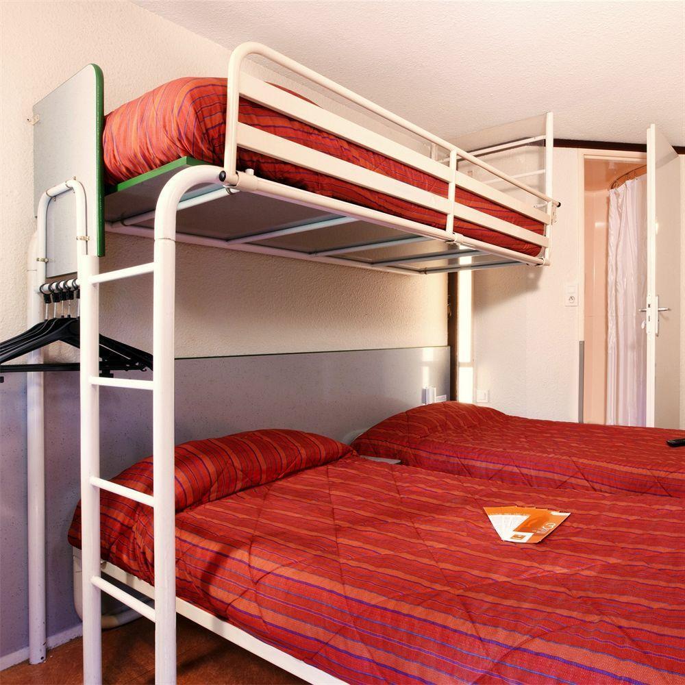 Premiere Classe Évreux Exteriér fotografie A typical room at a hotel