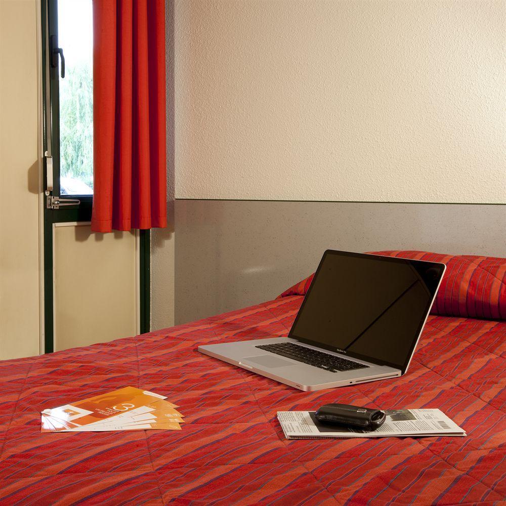 Premiere Classe Évreux Exteriér fotografie A typical room at a Campanile hotel