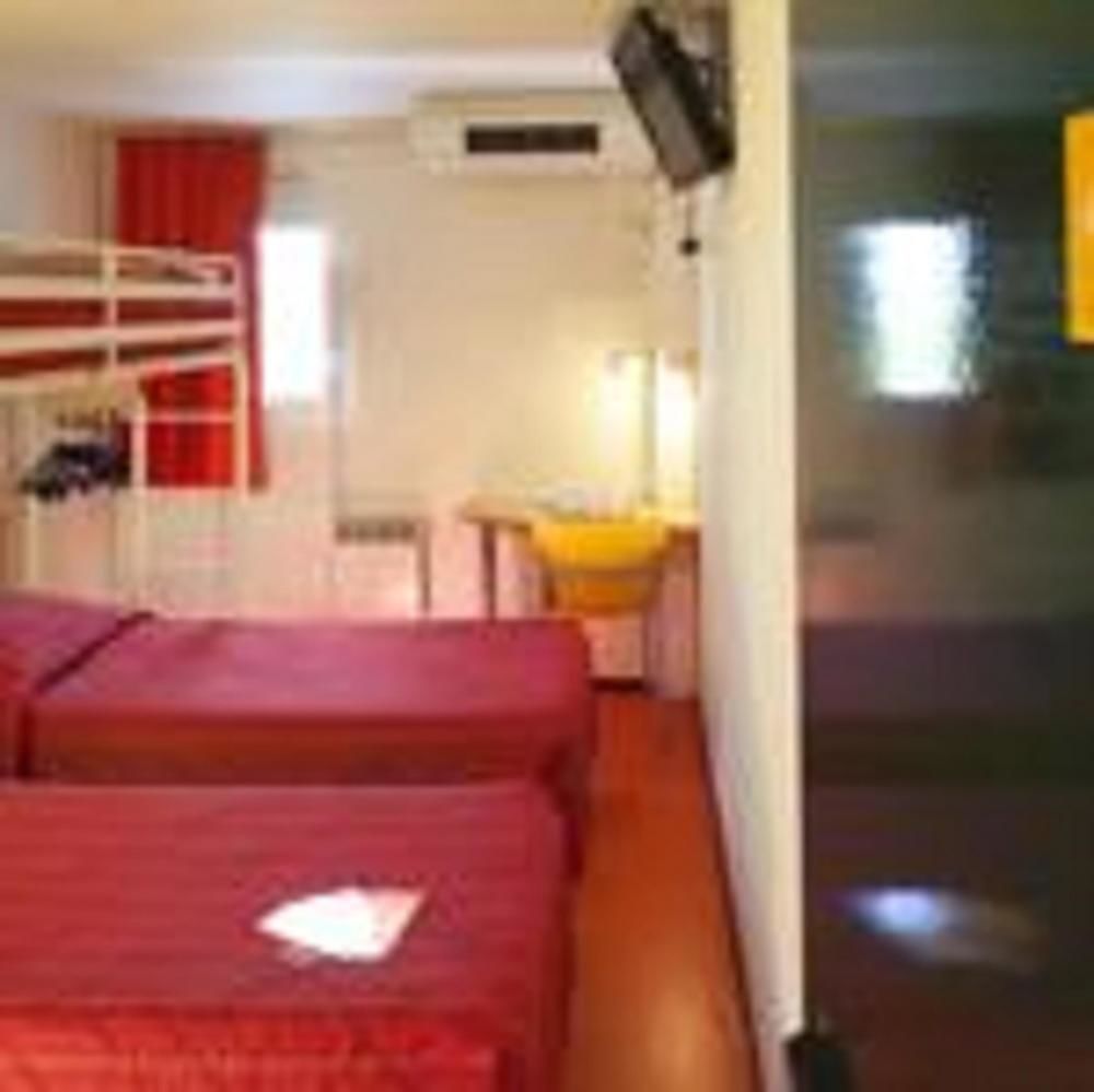Premiere Classe Évreux Exteriér fotografie A typical room at a love hotel