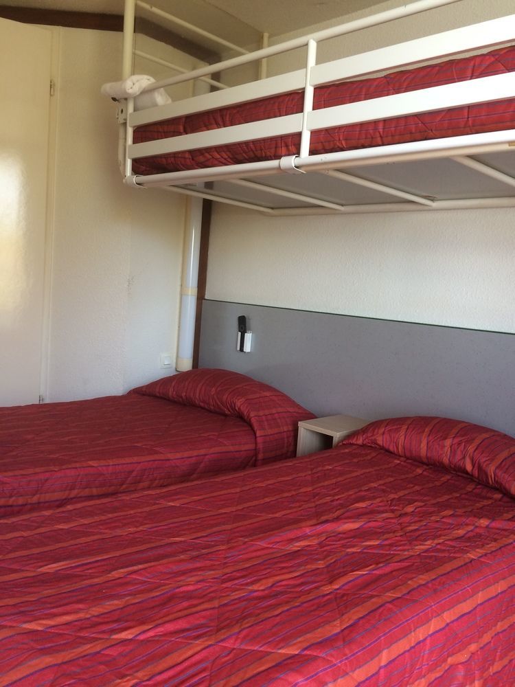 Premiere Classe Évreux Exteriér fotografie Bunk beds in a hotel room