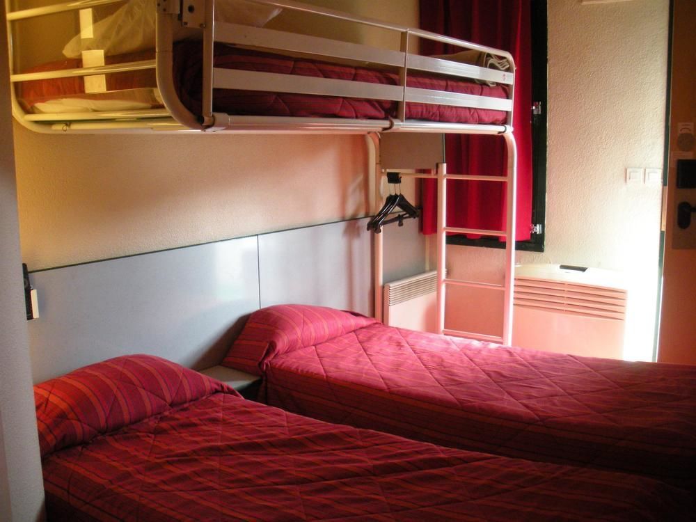 Premiere Classe Évreux Exteriér fotografie A typical room at a French Ibis budget hotel