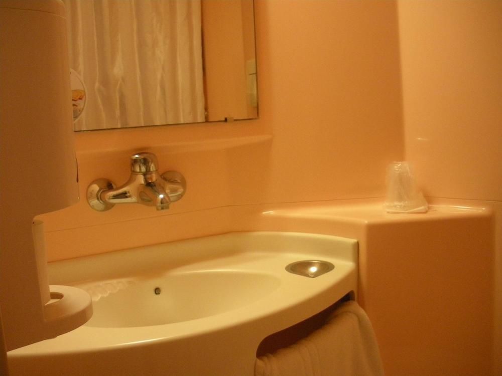 Premiere Classe Évreux Exteriér fotografie A washbasin