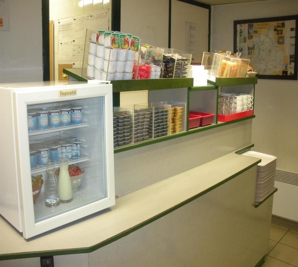 Premiere Classe Évreux Exteriér fotografie A counter refrigerator