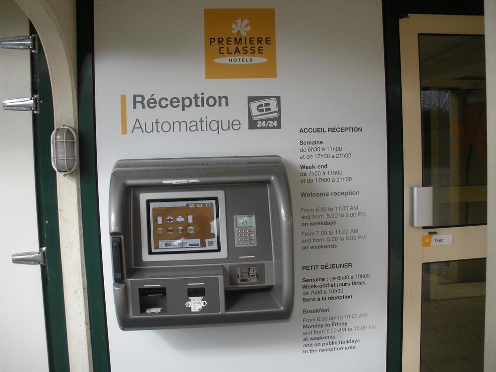 Premiere Classe Évreux Exteriér fotografie An automated hotel check-in machine
