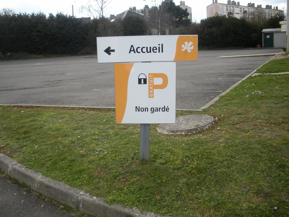 Premiere Classe Évreux Exteriér fotografie A sign in French