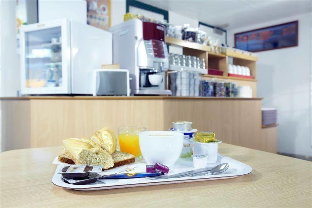 Premiere Classe Évreux Exteriér fotografie A typical breakfast at a German hotel