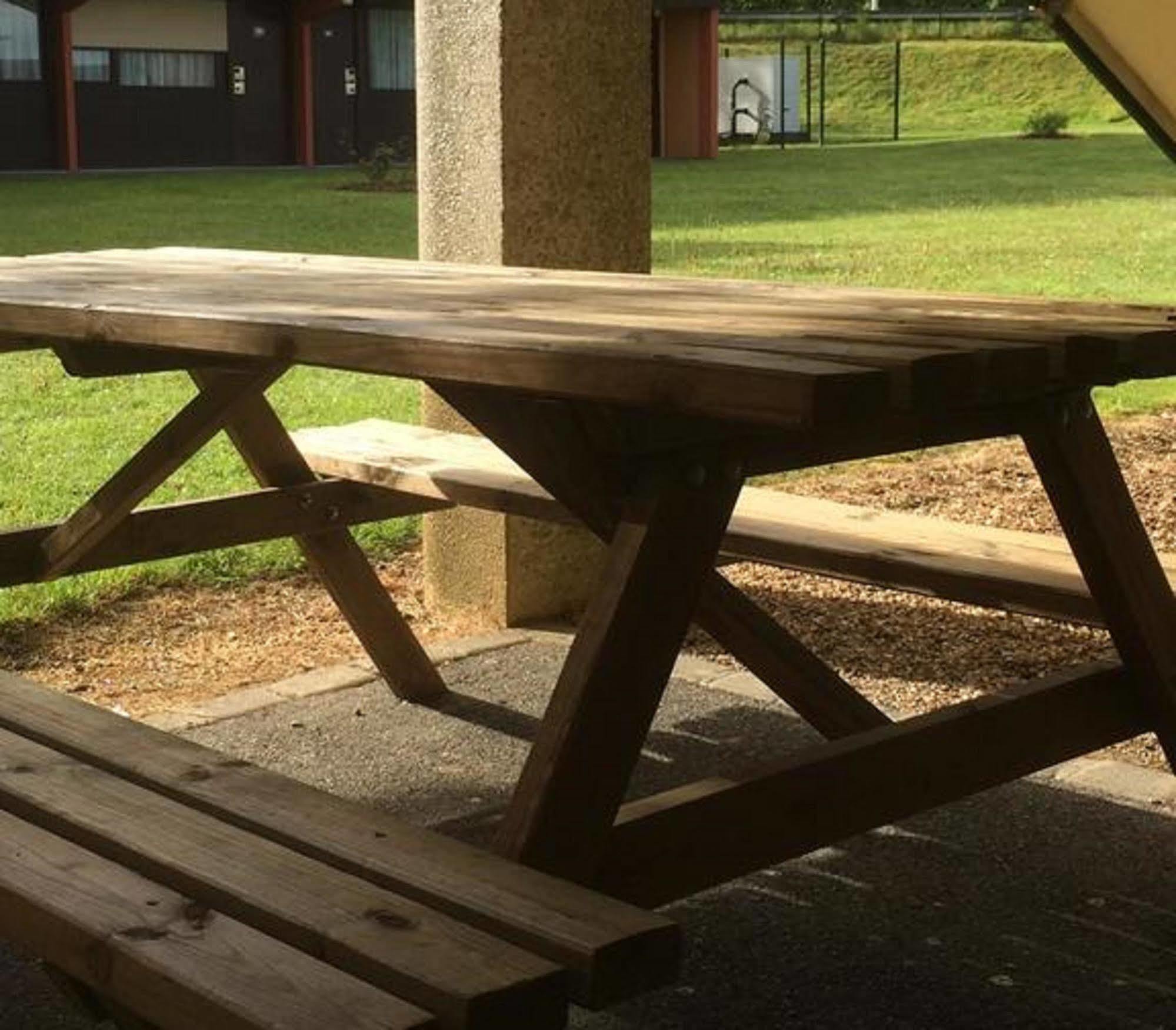 Premiere Classe Évreux Exteriér fotografie A picnic table
