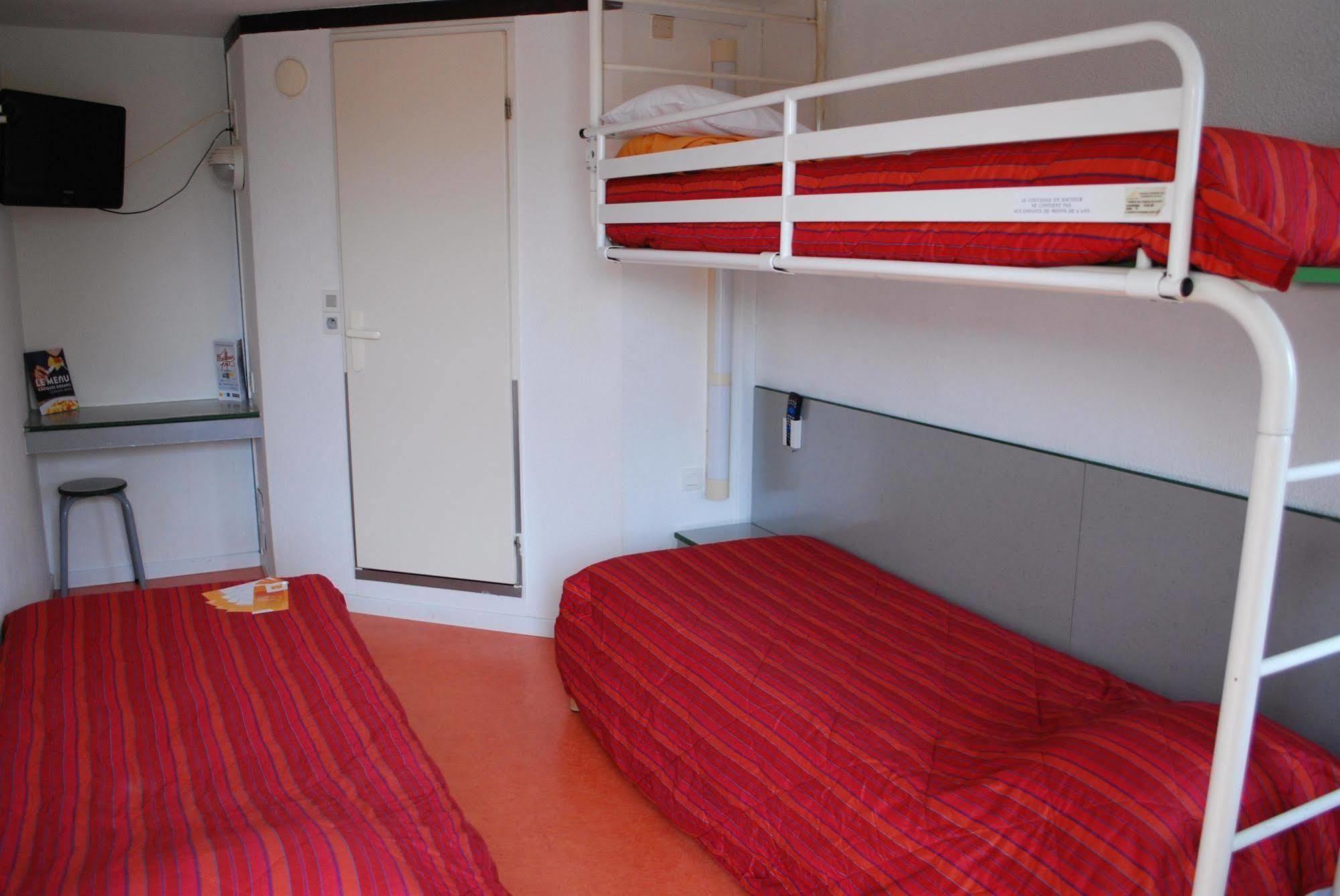 Premiere Classe Évreux Exteriér fotografie A typical room at a youth hostel
