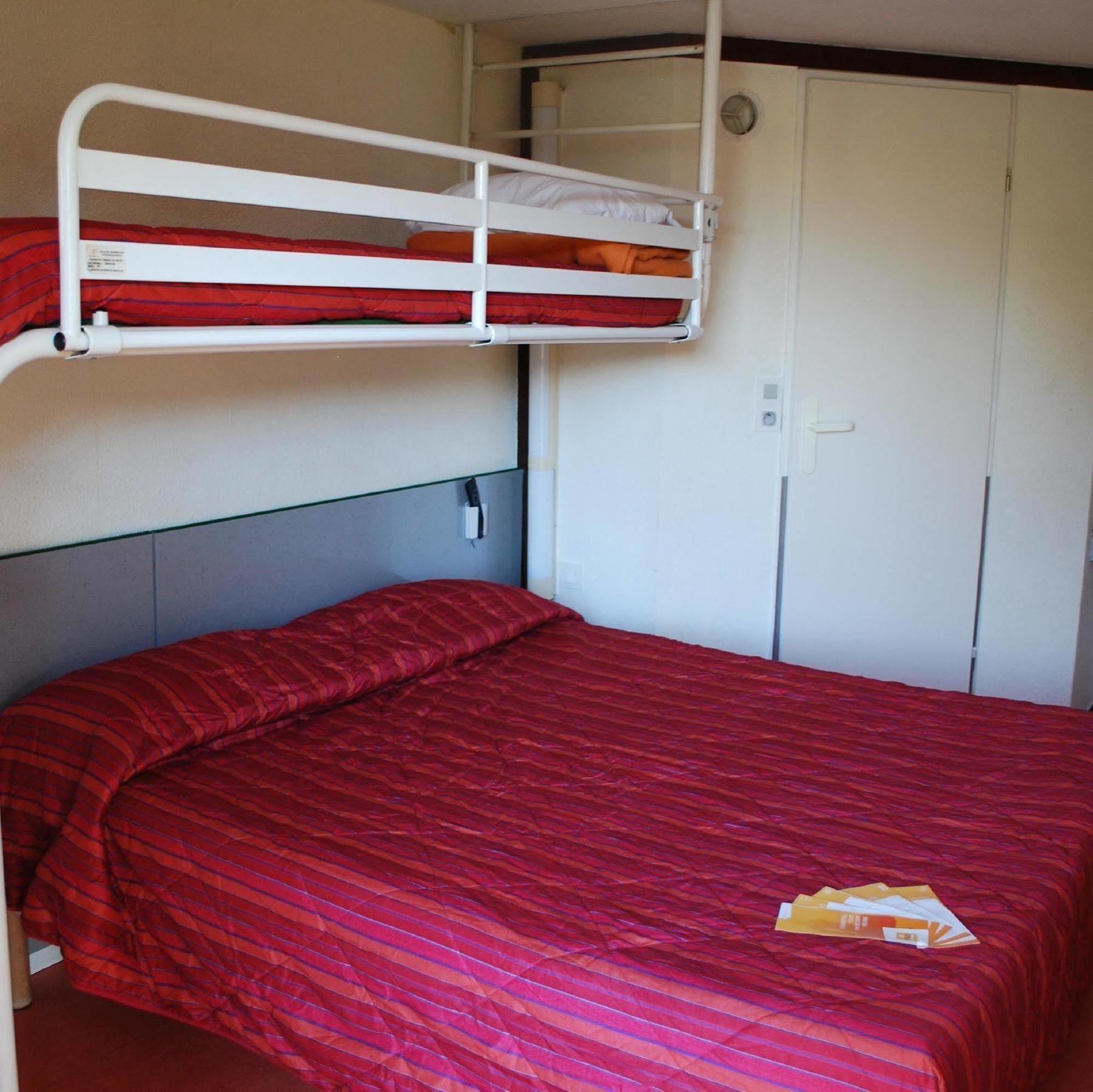 Premiere Classe Évreux Exteriér fotografie A bunk bed in a hotel room