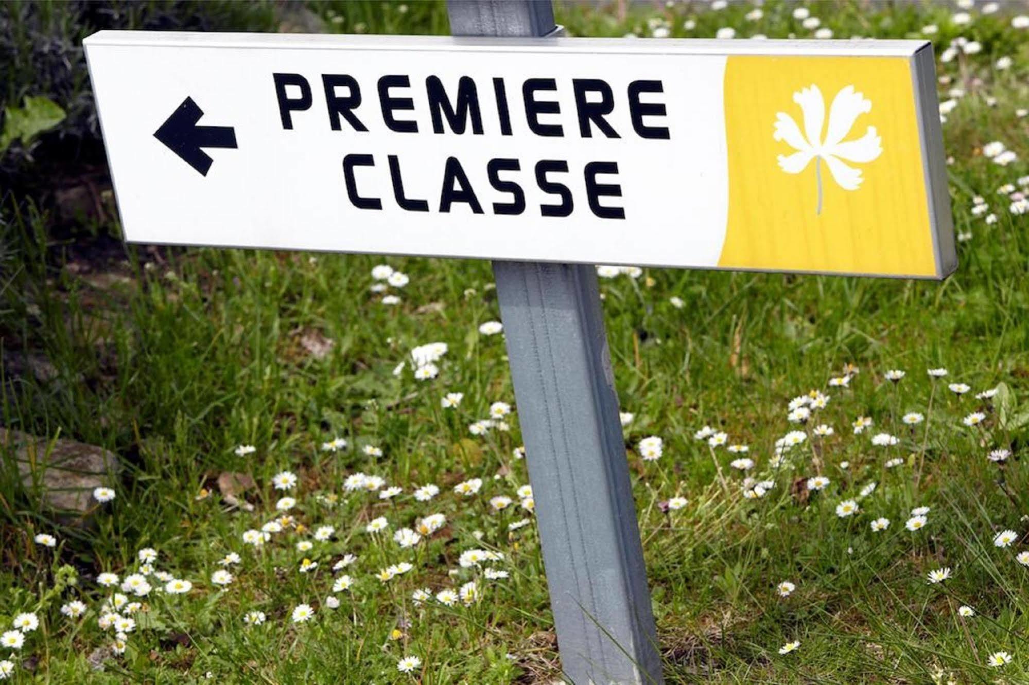 Premiere Classe Évreux Exteriér fotografie A sign for the route
